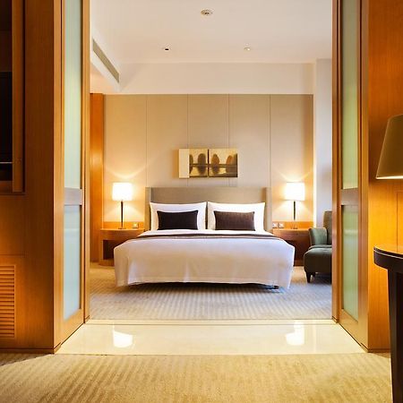 Ambassador Hotel Hsinchu Eksteriør billede A bedroom at the Mandarin Oriental, Hong Kong
