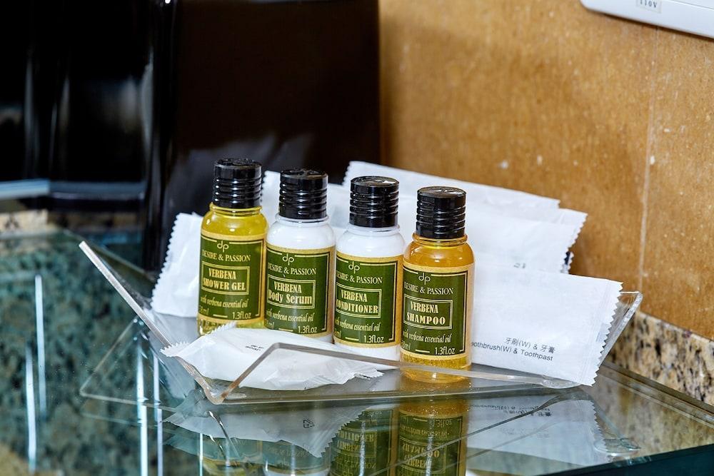 Ambassador Hotel Hsinchu Eksteriør billede A selection of toiletries