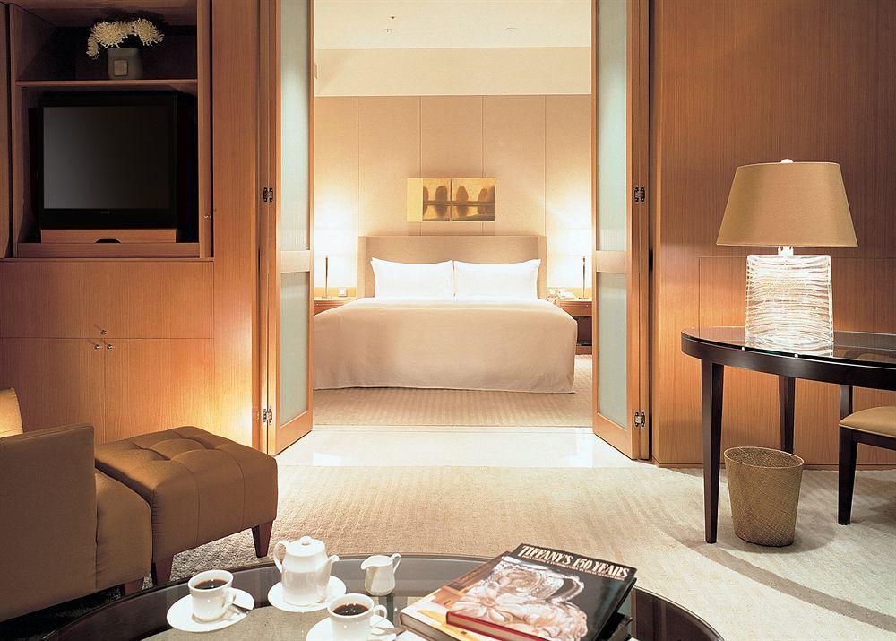 Ambassador Hotel Hsinchu Værelse billede A suite at the Mandarin Oriental, Hong Kong