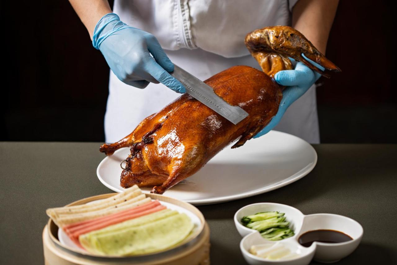 Ambassador Hotel Hsinchu Eksteriør billede Peking duck being prepared
