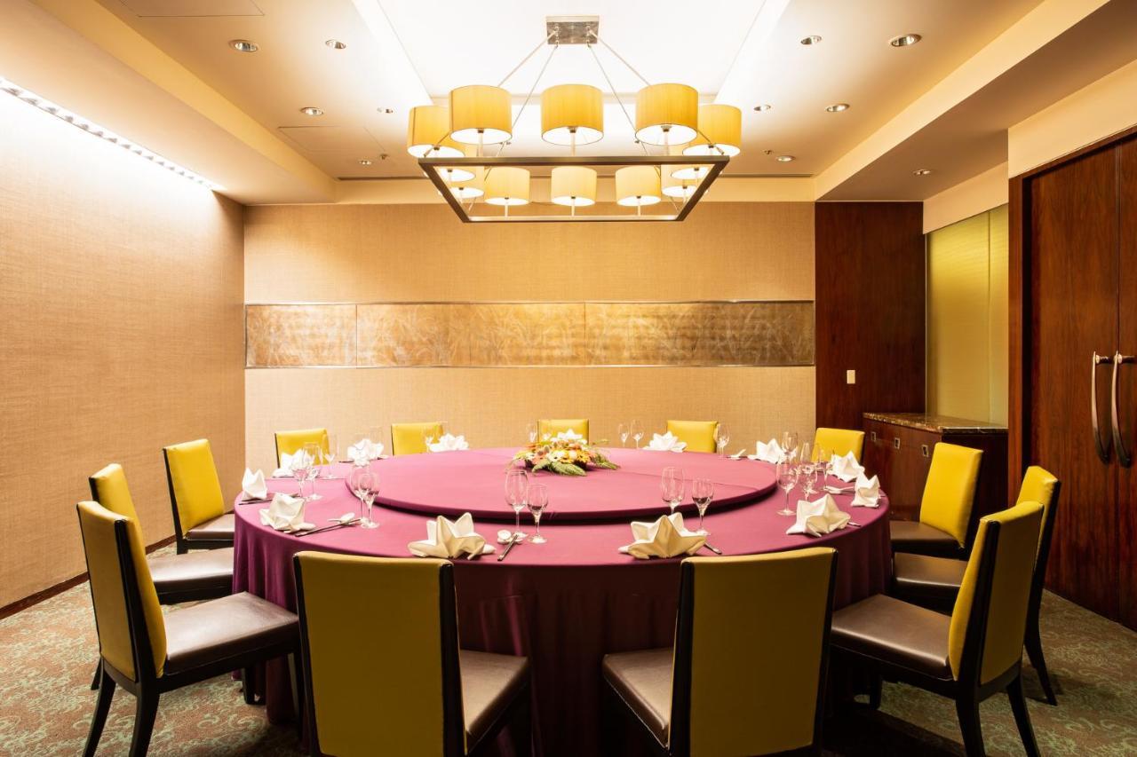 Ambassador Hotel Hsinchu Eksteriør billede A private dining room at a restaurant in Hong Kong