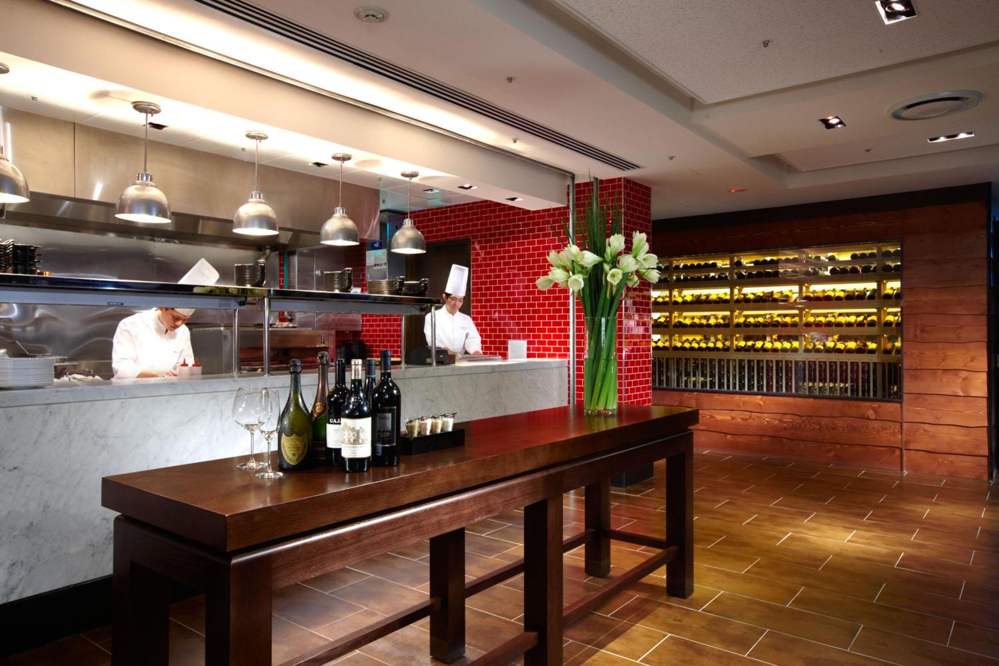 Ambassador Hotel Hsinchu Eksteriør billede The open kitchen at the restaurant