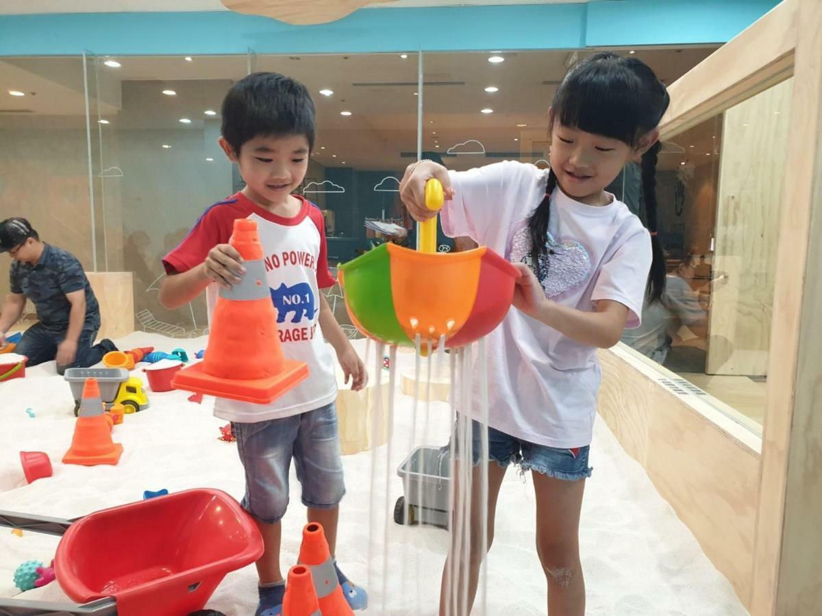 Ambassador Hotel Hsinchu Eksteriør billede Children playing with water at the Waterworks Museum