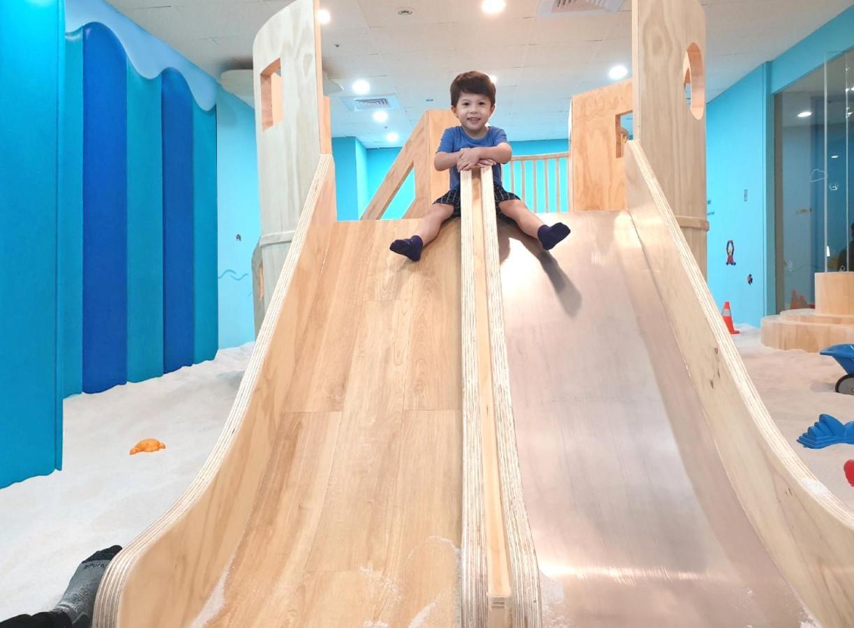 Ambassador Hotel Hsinchu Eksteriør billede A child on a slide